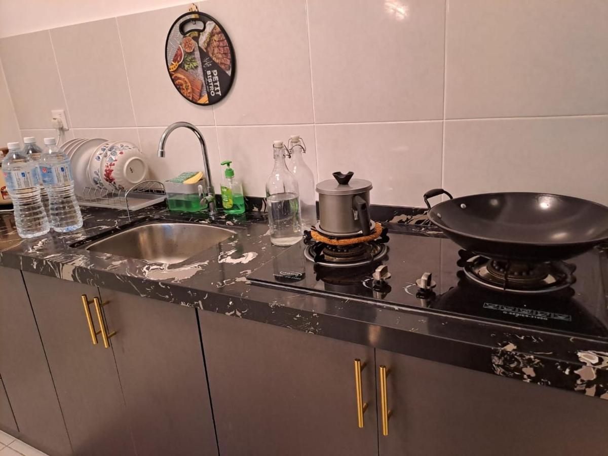 Impiana Homestay Near Putrajaya, Cyberjaya, Musliem Only,Wifi,Netflix カンパング・デンキル エクステリア 写真