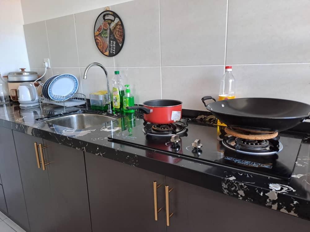 Impiana Homestay Near Putrajaya, Cyberjaya, Musliem Only,Wifi,Netflix カンパング・デンキル エクステリア 写真