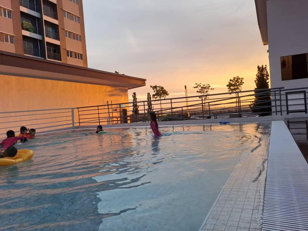 Impiana Homestay Near Putrajaya, Cyberjaya, Musliem Only,Wifi,Netflix カンパング・デンキル エクステリア 写真